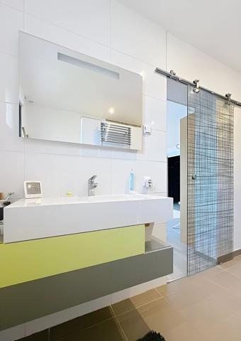 Maison d'exeption en ossature bois d'une surface d'environ 200m², au calme absolu, avec une piscine chauffée et préstations haut de gamme, dans un village prisé à 6km de Vernon