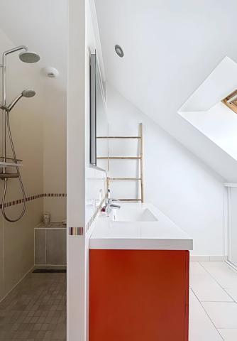 Maison d'exeption en ossature bois d'une surface d'environ 200m², au calme absolu, avec une piscine chauffée et préstations haut de gamme, dans un village prisé à 6km de Vernon