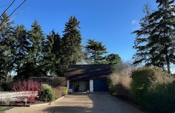Maison d'exeption en ossature bois d'une surface d'environ 200m², au calme absolu, avec une piscine chauffée et préstations haut de gamme, dans un village prisé à 6km de Vernon