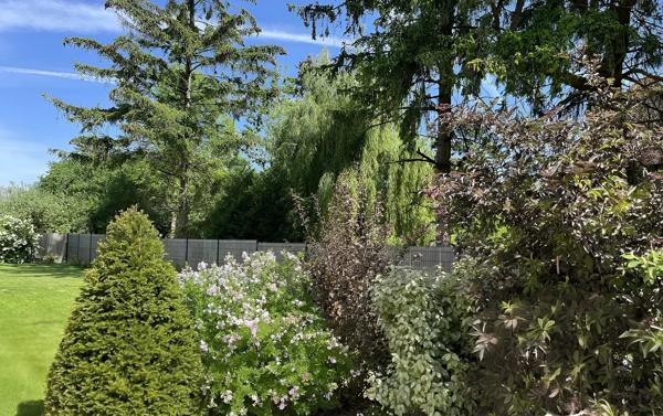 Maison d'exeption en ossature bois d'une surface d'environ 200m², au calme absolu, avec une piscine chauffée et préstations haut de gamme, dans un village prisé à 6km de Vernon