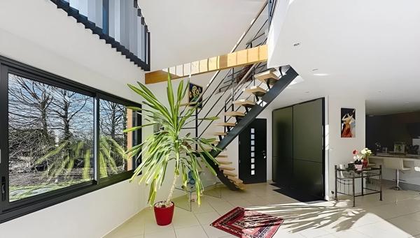 Maison d'exeption en ossature bois d'une surface d'environ 200m², au calme absolu, avec une piscine chauffée et préstations haut de gamme, dans un village prisé à 6km de Vernon