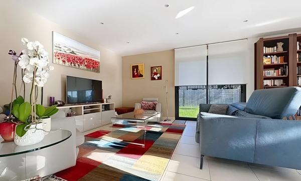 Maison d'exeption en ossature bois d'une surface d'environ 200m², au calme absolu, avec une piscine chauffée et préstations haut de gamme, dans un village prisé à 6km de Vernon