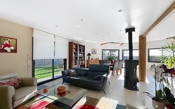 Maison d'exeption en ossature bois d'une surface d'environ 200m², au calme absolu, avec une piscine chauffée et préstations haut de gamme, dans un village prisé à 6km de Vernon