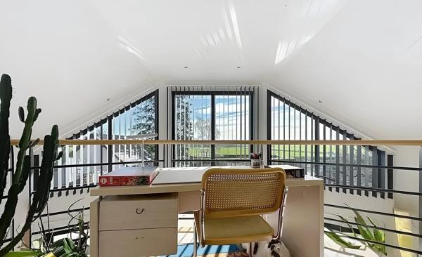 Maison d'exeption en ossature bois d'une surface d'environ 200m², au calme absolu, avec une piscine chauffée et préstations haut de gamme, dans un village prisé à 6km de Vernon