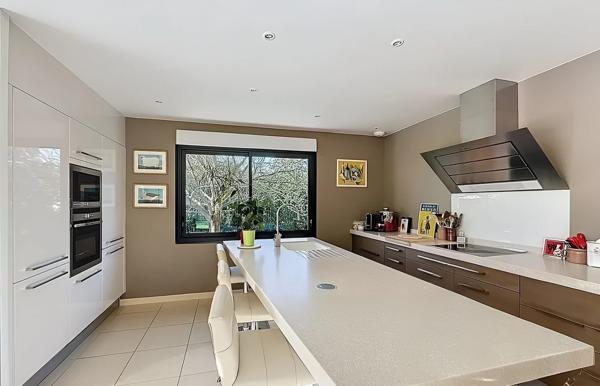 Maison d'exeption en ossature bois d'une surface d'environ 200m², au calme absolu, avec une piscine chauffée et préstations haut de gamme, dans un village prisé à 6km de Vernon