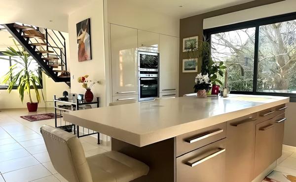 Maison d'exeption en ossature bois d'une surface d'environ 200m², au calme absolu, avec une piscine chauffée et préstations haut de gamme, dans un village prisé à 6km de Vernon