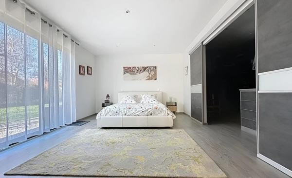 Maison d'exeption en ossature bois d'une surface d'environ 200m², au calme absolu, avec une piscine chauffée et préstations haut de gamme, dans un village prisé à 6km de Vernon