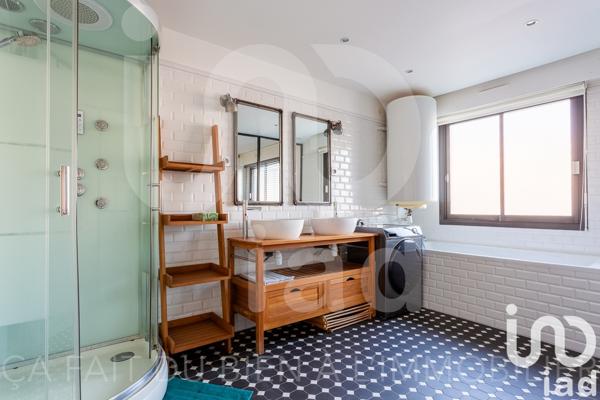 Location appartement 3 pièces 77 m² Paris 19