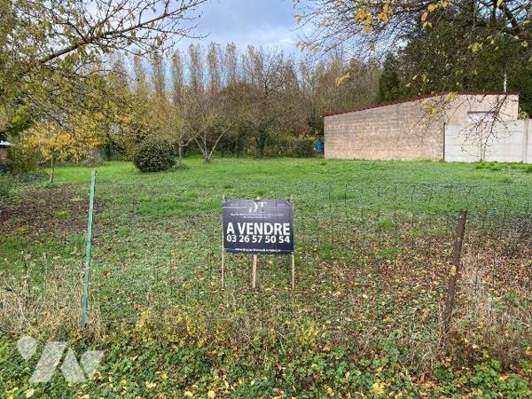 A VENDRE sur la commune de  VOUZY (51130) :
- Lot 1 : un terrain à bâtir viabilisé d'une surfa...