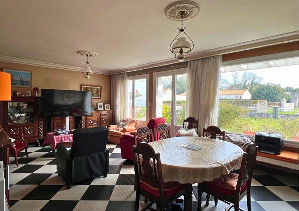 Maison familiale à vendre à Beauvoir-sur-Mer - Beaux volumes et nombreuses dépendances