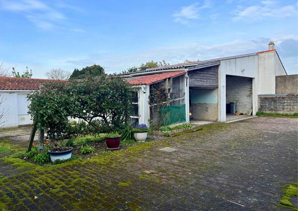 Maison familiale à vendre à Beauvoir-sur-Mer - Beaux volumes et nombreuses dépendances
