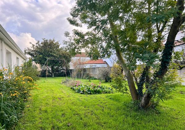 Maison familiale à vendre à Beauvoir-sur-Mer - Beaux volumes et nombreuses dépendances