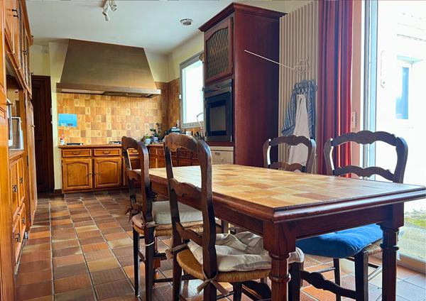 Maison familiale à vendre à Beauvoir-sur-Mer - Beaux volumes et nombreuses dépendances