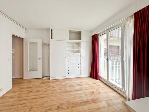 Studio fonctionnel avec balconnet - Adresse recherchée : avenue Victor Hugo