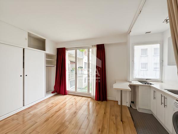 Studio fonctionnel avec balconnet - Adresse recherchée : avenue Victor Hugo