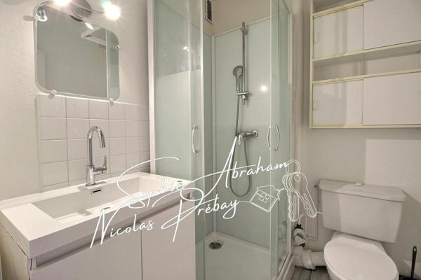 F1 lumineux avec balcon au dernier étage, place de parking privative