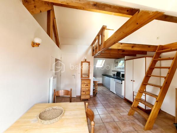 -- Rue Louise Michel,  St Martin d'Hères --

Découvrez ce charmant studio niché au dernier étage (2/2 sans ascenseur) d'une petite copropriété.

Bien agencé, il bénéficie d'un emplacement privilégié, à proximité immédiate des commerces, transports, écoles et de toutes les commodités du quotidien.

Parfait pour un premier achat, un pied-à-terre ou un investissement locatif.

Les atouts :

- Emplacement recherché et résidentiel 
- Charme des poutres apparentes et des espaces mansardés
- Studio fonctionnel et optimisé
- Faibles charges
