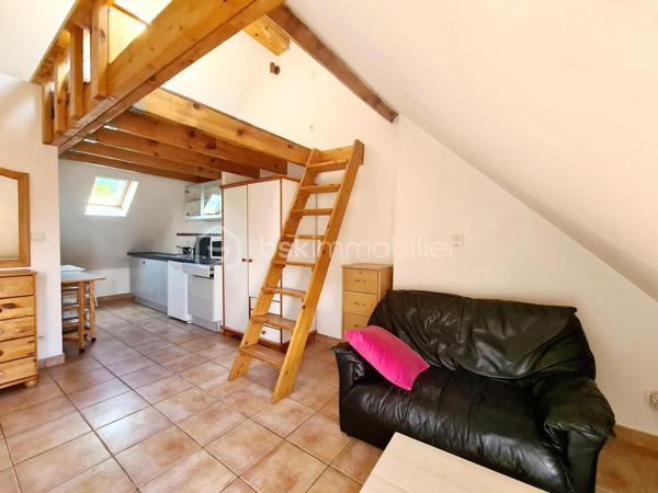 -- Rue Louise Michel,  St Martin d'Hères --

Découvrez ce charmant studio niché au dernier étage (2/2 sans ascenseur) d'une petite copropriété.

Bien agencé, il bénéficie d'un emplacement privilégié, à proximité immédiate des commerces, transports, écoles et de toutes les commodités du quotidien.

Parfait pour un premier achat, un pied-à-terre ou un investissement locatif.

Les atouts :

- Emplacement recherché et résidentiel 
- Charme des poutres apparentes et des espaces mansardés
- Studio fonctionnel et optimisé
- Faibles charges