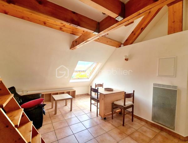 -- Rue Louise Michel,  St Martin d'Hères --

Découvrez ce charmant studio niché au dernier étage (2/2 sans ascenseur) d'une petite copropriété.

Bien agencé, il bénéficie d'un emplacement privilégié, à proximité immédiate des commerces, transports, écoles et de toutes les commodités du quotidien.

Parfait pour un premier achat, un pied-à-terre ou un investissement locatif.

Les atouts :

- Emplacement recherché et résidentiel 
- Charme des poutres apparentes et des espaces mansardés
- Studio fonctionnel et optimisé
- Faibles charges