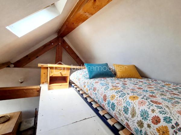 -- Rue Louise Michel,  St Martin d'Hères --

Découvrez ce charmant studio niché au dernier étage (2/2 sans ascenseur) d'une petite copropriété.

Bien agencé, il bénéficie d'un emplacement privilégié, à proximité immédiate des commerces, transports, écoles et de toutes les commodités du quotidien.

Parfait pour un premier achat, un pied-à-terre ou un investissement locatif.

Les atouts :

- Emplacement recherché et résidentiel 
- Charme des poutres apparentes et des espaces mansardés
- Studio fonctionnel et optimisé
- Faibles charges