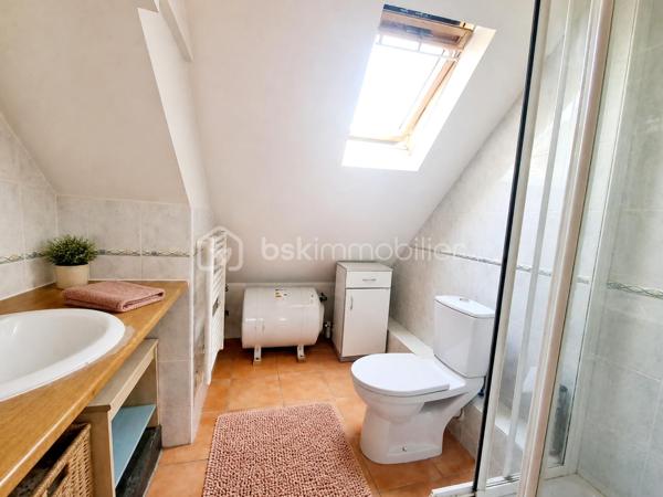 -- Rue Louise Michel,  St Martin d'Hères --

Découvrez ce charmant studio niché au dernier étage (2/2 sans ascenseur) d'une petite copropriété.

Bien agencé, il bénéficie d'un emplacement privilégié, à proximité immédiate des commerces, transports, écoles et de toutes les commodités du quotidien.

Parfait pour un premier achat, un pied-à-terre ou un investissement locatif.

Les atouts :

- Emplacement recherché et résidentiel 
- Charme des poutres apparentes et des espaces mansardés
- Studio fonctionnel et optimisé
- Faibles charges