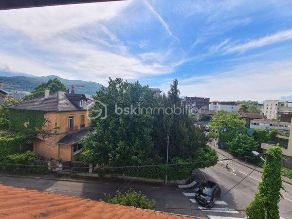 -- Rue Louise Michel,  St Martin d'Hères --

Découvrez ce charmant studio niché au dernier étage (2/2 sans ascenseur) d'une petite copropriété.

Bien agencé, il bénéficie d'un emplacement privilégié, à proximité immédiate des commerces, transports, écoles et de toutes les commodités du quotidien.

Parfait pour un premier achat, un pied-à-terre ou un investissement locatif.

Les atouts :

- Emplacement recherché et résidentiel 
- Charme des poutres apparentes et des espaces mansardés
- Studio fonctionnel et optimisé
- Faibles charges
