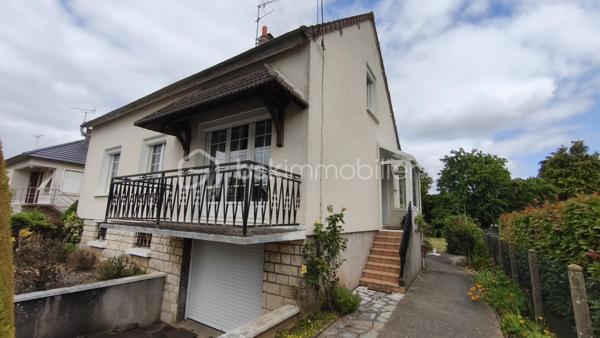 Située en périphérie du centre ville de Gien, à proximité des commerces et des bords de Loire, cette maison bénéficie d'un emplacement idéal et  pratique pour le quotidien. 
Edifièe sur un sous sol complet, elle se compose d'un sas d'entrée ouvrant sur un hall qui distribue un séjour/salon avec balcon, une cuisine, une chambre, une salle d'eau et un WC. A l'étage on y trouve un palier, une chambre, une salle d'eau, un WC, un espace bureau et grenier.
Le sous sol hors sol est composé d'un espace garage VL, d'une pièce, d'une chaufferie/buanderie et cave.
L'ensemble est implanté sur un terrain clos avec portail d'environ 583 m2