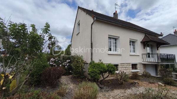 Située en périphérie du centre ville de Gien, à proximité des commerces et des bords de Loire, cette maison bénéficie d'un emplacement idéal et  pratique pour le quotidien. 
Edifièe sur un sous sol complet, elle se compose d'un sas d'entrée ouvrant sur un hall qui distribue un séjour/salon avec balcon, une cuisine, une chambre, une salle d'eau et un WC. A l'étage on y trouve un palier, une chambre, une salle d'eau, un WC, un espace bureau et grenier.
Le sous sol hors sol est composé d'un espace garage VL, d'une pièce, d'une chaufferie/buanderie et cave.
L'ensemble est implanté sur un terrain clos avec portail d'environ 583 m2