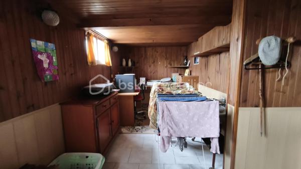 Située en périphérie du centre ville de Gien, à proximité des commerces et des bords de Loire, cette maison bénéficie d'un emplacement idéal et  pratique pour le quotidien. 
Edifièe sur un sous sol complet, elle se compose d'un sas d'entrée ouvrant sur un hall qui distribue un séjour/salon avec balcon, une cuisine, une chambre, une salle d'eau et un WC. A l'étage on y trouve un palier, une chambre, une salle d'eau, un WC, un espace bureau et grenier.
Le sous sol hors sol est composé d'un espace garage VL, d'une pièce, d'une chaufferie/buanderie et cave.
L'ensemble est implanté sur un terrain clos avec portail d'environ 583 m2