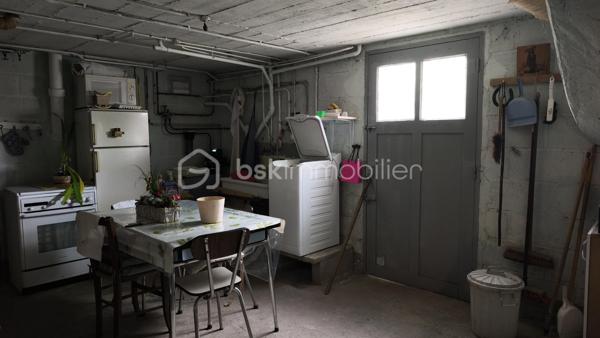 Située en périphérie du centre ville de Gien, à proximité des commerces et des bords de Loire, cette maison bénéficie d'un emplacement idéal et  pratique pour le quotidien. 
Edifièe sur un sous sol complet, elle se compose d'un sas d'entrée ouvrant sur un hall qui distribue un séjour/salon avec balcon, une cuisine, une chambre, une salle d'eau et un WC. A l'étage on y trouve un palier, une chambre, une salle d'eau, un WC, un espace bureau et grenier.
Le sous sol hors sol est composé d'un espace garage VL, d'une pièce, d'une chaufferie/buanderie et cave.
L'ensemble est implanté sur un terrain clos avec portail d'environ 583 m2