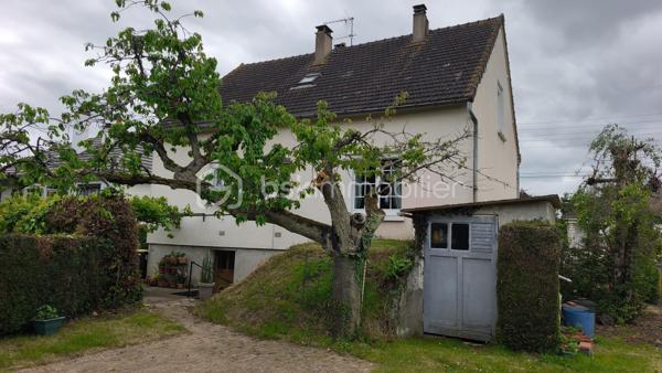 Située en périphérie du centre ville de Gien, à proximité des commerces et des bords de Loire, cette maison bénéficie d'un emplacement idéal et  pratique pour le quotidien. 
Edifièe sur un sous sol complet, elle se compose d'un sas d'entrée ouvrant sur un hall qui distribue un séjour/salon avec balcon, une cuisine, une chambre, une salle d'eau et un WC. A l'étage on y trouve un palier, une chambre, une salle d'eau, un WC, un espace bureau et grenier.
Le sous sol hors sol est composé d'un espace garage VL, d'une pièce, d'une chaufferie/buanderie et cave.
L'ensemble est implanté sur un terrain clos avec portail d'environ 583 m2