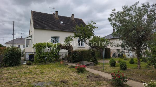 Située en périphérie du centre ville de Gien, à proximité des commerces et des bords de Loire, cette maison bénéficie d'un emplacement idéal et  pratique pour le quotidien. 
Edifièe sur un sous sol complet, elle se compose d'un sas d'entrée ouvrant sur un hall qui distribue un séjour/salon avec balcon, une cuisine, une chambre, une salle d'eau et un WC. A l'étage on y trouve un palier, une chambre, une salle d'eau, un WC, un espace bureau et grenier.
Le sous sol hors sol est composé d'un espace garage VL, d'une pièce, d'une chaufferie/buanderie et cave.
L'ensemble est implanté sur un terrain clos avec portail d'environ 583 m2