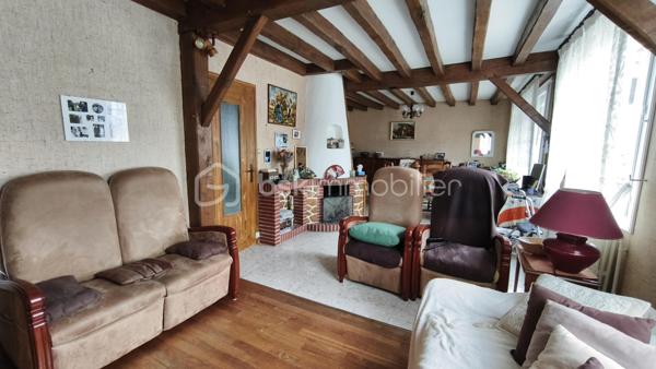 Située en périphérie du centre ville de Gien, à proximité des commerces et des bords de Loire, cette maison bénéficie d'un emplacement idéal et  pratique pour le quotidien. 
Edifièe sur un sous sol complet, elle se compose d'un sas d'entrée ouvrant sur un hall qui distribue un séjour/salon avec balcon, une cuisine, une chambre, une salle d'eau et un WC. A l'étage on y trouve un palier, une chambre, une salle d'eau, un WC, un espace bureau et grenier.
Le sous sol hors sol est composé d'un espace garage VL, d'une pièce, d'une chaufferie/buanderie et cave.
L'ensemble est implanté sur un terrain clos avec portail d'environ 583 m2