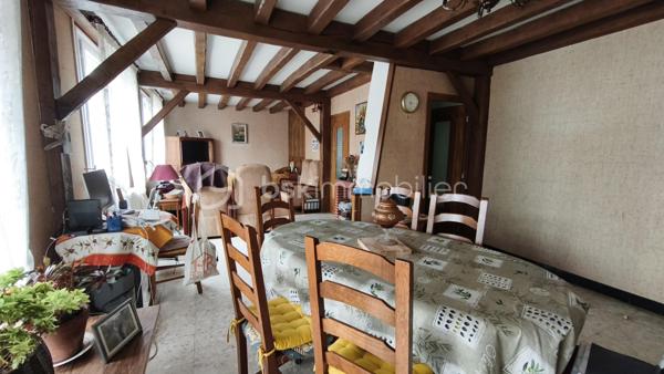Située en périphérie du centre ville de Gien, à proximité des commerces et des bords de Loire, cette maison bénéficie d'un emplacement idéal et  pratique pour le quotidien. 
Edifièe sur un sous sol complet, elle se compose d'un sas d'entrée ouvrant sur un hall qui distribue un séjour/salon avec balcon, une cuisine, une chambre, une salle d'eau et un WC. A l'étage on y trouve un palier, une chambre, une salle d'eau, un WC, un espace bureau et grenier.
Le sous sol hors sol est composé d'un espace garage VL, d'une pièce, d'une chaufferie/buanderie et cave.
L'ensemble est implanté sur un terrain clos avec portail d'environ 583 m2