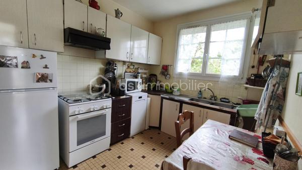 Située en périphérie du centre ville de Gien, à proximité des commerces et des bords de Loire, cette maison bénéficie d'un emplacement idéal et  pratique pour le quotidien. 
Edifièe sur un sous sol complet, elle se compose d'un sas d'entrée ouvrant sur un hall qui distribue un séjour/salon avec balcon, une cuisine, une chambre, une salle d'eau et un WC. A l'étage on y trouve un palier, une chambre, une salle d'eau, un WC, un espace bureau et grenier.
Le sous sol hors sol est composé d'un espace garage VL, d'une pièce, d'une chaufferie/buanderie et cave.
L'ensemble est implanté sur un terrain clos avec portail d'environ 583 m2