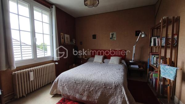 Située en périphérie du centre ville de Gien, à proximité des commerces et des bords de Loire, cette maison bénéficie d'un emplacement idéal et  pratique pour le quotidien. 
Edifièe sur un sous sol complet, elle se compose d'un sas d'entrée ouvrant sur un hall qui distribue un séjour/salon avec balcon, une cuisine, une chambre, une salle d'eau et un WC. A l'étage on y trouve un palier, une chambre, une salle d'eau, un WC, un espace bureau et grenier.
Le sous sol hors sol est composé d'un espace garage VL, d'une pièce, d'une chaufferie/buanderie et cave.
L'ensemble est implanté sur un terrain clos avec portail d'environ 583 m2