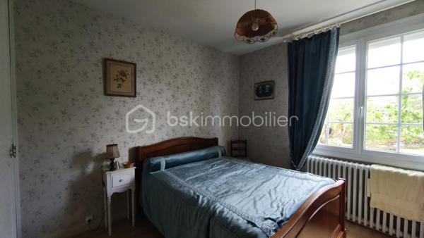 Située en périphérie du centre ville de Gien, à proximité des commerces et des bords de Loire, cette maison bénéficie d'un emplacement idéal et  pratique pour le quotidien. 
Edifièe sur un sous sol complet, elle se compose d'un sas d'entrée ouvrant sur un hall qui distribue un séjour/salon avec balcon, une cuisine, une chambre, une salle d'eau et un WC. A l'étage on y trouve un palier, une chambre, une salle d'eau, un WC, un espace bureau et grenier.
Le sous sol hors sol est composé d'un espace garage VL, d'une pièce, d'une chaufferie/buanderie et cave.
L'ensemble est implanté sur un terrain clos avec portail d'environ 583 m2