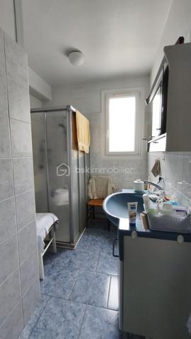 Située en périphérie du centre ville de Gien, à proximité des commerces et des bords de Loire, cette maison bénéficie d'un emplacement idéal et  pratique pour le quotidien. 
Edifièe sur un sous sol complet, elle se compose d'un sas d'entrée ouvrant sur un hall qui distribue un séjour/salon avec balcon, une cuisine, une chambre, une salle d'eau et un WC. A l'étage on y trouve un palier, une chambre, une salle d'eau, un WC, un espace bureau et grenier.
Le sous sol hors sol est composé d'un espace garage VL, d'une pièce, d'une chaufferie/buanderie et cave.
L'ensemble est implanté sur un terrain clos avec portail d'environ 583 m2