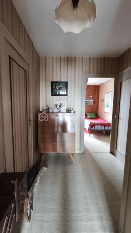 Située en périphérie du centre ville de Gien, à proximité des commerces et des bords de Loire, cette maison bénéficie d'un emplacement idéal et  pratique pour le quotidien. 
Edifièe sur un sous sol complet, elle se compose d'un sas d'entrée ouvrant sur un hall qui distribue un séjour/salon avec balcon, une cuisine, une chambre, une salle d'eau et un WC. A l'étage on y trouve un palier, une chambre, une salle d'eau, un WC, un espace bureau et grenier.
Le sous sol hors sol est composé d'un espace garage VL, d'une pièce, d'une chaufferie/buanderie et cave.
L'ensemble est implanté sur un terrain clos avec portail d'environ 583 m2