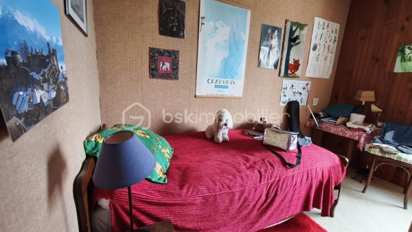 Située en périphérie du centre ville de Gien, à proximité des commerces et des bords de Loire, cette maison bénéficie d'un emplacement idéal et  pratique pour le quotidien. 
Edifièe sur un sous sol complet, elle se compose d'un sas d'entrée ouvrant sur un hall qui distribue un séjour/salon avec balcon, une cuisine, une chambre, une salle d'eau et un WC. A l'étage on y trouve un palier, une chambre, une salle d'eau, un WC, un espace bureau et grenier.
Le sous sol hors sol est composé d'un espace garage VL, d'une pièce, d'une chaufferie/buanderie et cave.
L'ensemble est implanté sur un terrain clos avec portail d'environ 583 m2