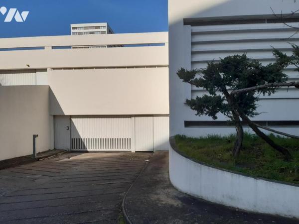 Emplacement de voiture dans un ensemble immobilier, situé à ANGERS.