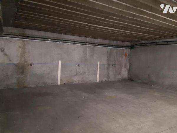Emplacement de voiture dans un ensemble immobilier, situé à ANGERS.