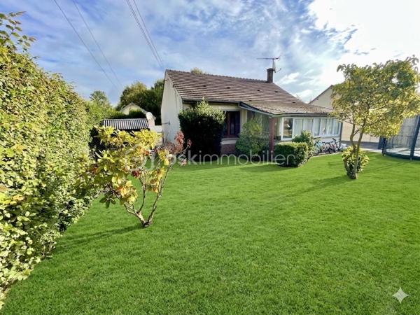 À découvrir sans tarder !

A 15 min de Gisors , Maison édifiée sur un terrain de 450 m² Avec voie d'accès et parking en enrobé privé offrant de beaux volumes et un fort potentiel locatif.

Au rez-de-chaussée, vous trouverez une entrée confortable donnant sur une véranda lumineuse de 12 m², une cuisine spacieuse de 12 m², ainsi qu’un agréable séjour / salle à manger de 30 m². Une chambre de 9 m², une salle d’eau et un WC séparé complètent ce niveau.

À l’étage, la maison dispose de deux chambres mansardées d’environ 13 m² chacune.

Le bien bénéficie également d’un garage de 15 m² et du raccordement au tout-à-l’égout.

Investissement intéressant : maison actuellement louée 650 € par mois.

Idéal investisseur ou premier achat !