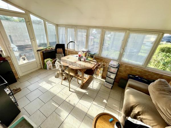 À découvrir sans tarder !

A 15 min de Gisors , Maison édifiée sur un terrain de 450 m² Avec voie d'accès et parking en enrobé privé offrant de beaux volumes et un fort potentiel locatif.

Au rez-de-chaussée, vous trouverez une entrée confortable donnant sur une véranda lumineuse de 12 m², une cuisine spacieuse de 12 m², ainsi qu’un agréable séjour / salle à manger de 30 m². Une chambre de 9 m², une salle d’eau et un WC séparé complètent ce niveau.

À l’étage, la maison dispose de deux chambres mansardées d’environ 13 m² chacune.

Le bien bénéficie également d’un garage de 15 m² et du raccordement au tout-à-l’égout.

Investissement intéressant : maison actuellement louée 650 € par mois.

Idéal investisseur ou premier achat !