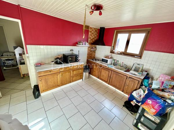 À découvrir sans tarder !

A 15 min de Gisors , Maison édifiée sur un terrain de 450 m² Avec voie d'accès et parking en enrobé privé offrant de beaux volumes et un fort potentiel locatif.

Au rez-de-chaussée, vous trouverez une entrée confortable donnant sur une véranda lumineuse de 12 m², une cuisine spacieuse de 12 m², ainsi qu’un agréable séjour / salle à manger de 30 m². Une chambre de 9 m², une salle d’eau et un WC séparé complètent ce niveau.

À l’étage, la maison dispose de deux chambres mansardées d’environ 13 m² chacune.

Le bien bénéficie également d’un garage de 15 m² et du raccordement au tout-à-l’égout.

Investissement intéressant : maison actuellement louée 650 € par mois.

Idéal investisseur ou premier achat !