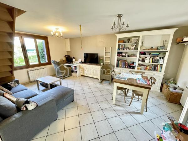 À découvrir sans tarder !

A 15 min de Gisors , Maison édifiée sur un terrain de 450 m² Avec voie d'accès et parking en enrobé privé offrant de beaux volumes et un fort potentiel locatif.

Au rez-de-chaussée, vous trouverez une entrée confortable donnant sur une véranda lumineuse de 12 m², une cuisine spacieuse de 12 m², ainsi qu’un agréable séjour / salle à manger de 30 m². Une chambre de 9 m², une salle d’eau et un WC séparé complètent ce niveau.

À l’étage, la maison dispose de deux chambres mansardées d’environ 13 m² chacune.

Le bien bénéficie également d’un garage de 15 m² et du raccordement au tout-à-l’égout.

Investissement intéressant : maison actuellement louée 650 € par mois.

Idéal investisseur ou premier achat !
