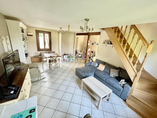 À découvrir sans tarder !

A 15 min de Gisors , Maison édifiée sur un terrain de 450 m² Avec voie d'accès et parking en enrobé privé offrant de beaux volumes et un fort potentiel locatif.

Au rez-de-chaussée, vous trouverez une entrée confortable donnant sur une véranda lumineuse de 12 m², une cuisine spacieuse de 12 m², ainsi qu’un agréable séjour / salle à manger de 30 m². Une chambre de 9 m², une salle d’eau et un WC séparé complètent ce niveau.

À l’étage, la maison dispose de deux chambres mansardées d’environ 13 m² chacune.

Le bien bénéficie également d’un garage de 15 m² et du raccordement au tout-à-l’égout.

Investissement intéressant : maison actuellement louée 650 € par mois.

Idéal investisseur ou premier achat !
