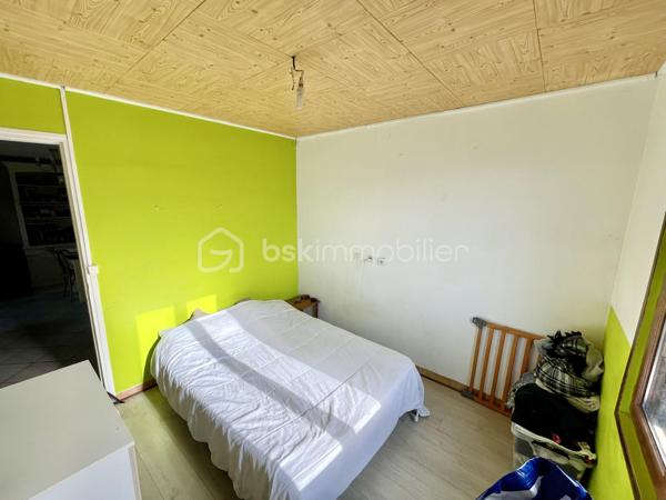 À découvrir sans tarder !

A 15 min de Gisors , Maison édifiée sur un terrain de 450 m² Avec voie d'accès et parking en enrobé privé offrant de beaux volumes et un fort potentiel locatif.

Au rez-de-chaussée, vous trouverez une entrée confortable donnant sur une véranda lumineuse de 12 m², une cuisine spacieuse de 12 m², ainsi qu’un agréable séjour / salle à manger de 30 m². Une chambre de 9 m², une salle d’eau et un WC séparé complètent ce niveau.

À l’étage, la maison dispose de deux chambres mansardées d’environ 13 m² chacune.

Le bien bénéficie également d’un garage de 15 m² et du raccordement au tout-à-l’égout.

Investissement intéressant : maison actuellement louée 650 € par mois.

Idéal investisseur ou premier achat !