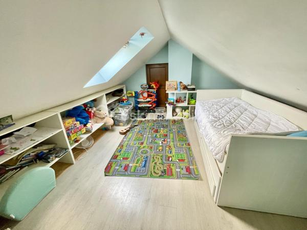 À découvrir sans tarder !

A 15 min de Gisors , Maison édifiée sur un terrain de 450 m² Avec voie d'accès et parking en enrobé privé offrant de beaux volumes et un fort potentiel locatif.

Au rez-de-chaussée, vous trouverez une entrée confortable donnant sur une véranda lumineuse de 12 m², une cuisine spacieuse de 12 m², ainsi qu’un agréable séjour / salle à manger de 30 m². Une chambre de 9 m², une salle d’eau et un WC séparé complètent ce niveau.

À l’étage, la maison dispose de deux chambres mansardées d’environ 13 m² chacune.

Le bien bénéficie également d’un garage de 15 m² et du raccordement au tout-à-l’égout.

Investissement intéressant : maison actuellement louée 650 € par mois.

Idéal investisseur ou premier achat !