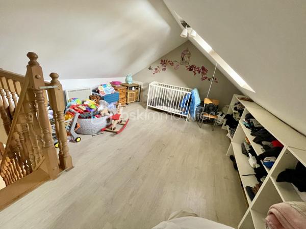 À découvrir sans tarder !

A 15 min de Gisors , Maison édifiée sur un terrain de 450 m² Avec voie d'accès et parking en enrobé privé offrant de beaux volumes et un fort potentiel locatif.

Au rez-de-chaussée, vous trouverez une entrée confortable donnant sur une véranda lumineuse de 12 m², une cuisine spacieuse de 12 m², ainsi qu’un agréable séjour / salle à manger de 30 m². Une chambre de 9 m², une salle d’eau et un WC séparé complètent ce niveau.

À l’étage, la maison dispose de deux chambres mansardées d’environ 13 m² chacune.

Le bien bénéficie également d’un garage de 15 m² et du raccordement au tout-à-l’égout.

Investissement intéressant : maison actuellement louée 650 € par mois.

Idéal investisseur ou premier achat !